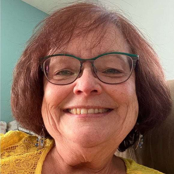 Meet your Posher. Call me Lou. I Have 1 son. I fiancé, 2 chihuahua’s, & a cat. - Picture 2 of 2